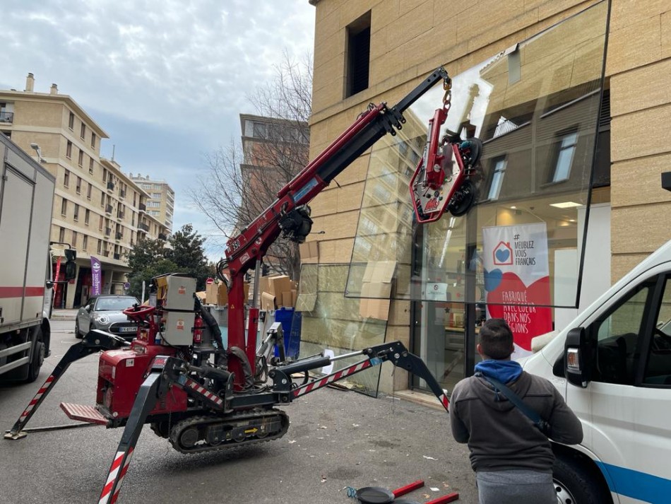 Remplacement dâ€™un double vitrage avec aide de la mini grue pou un magasin sur Aix-en-Provence