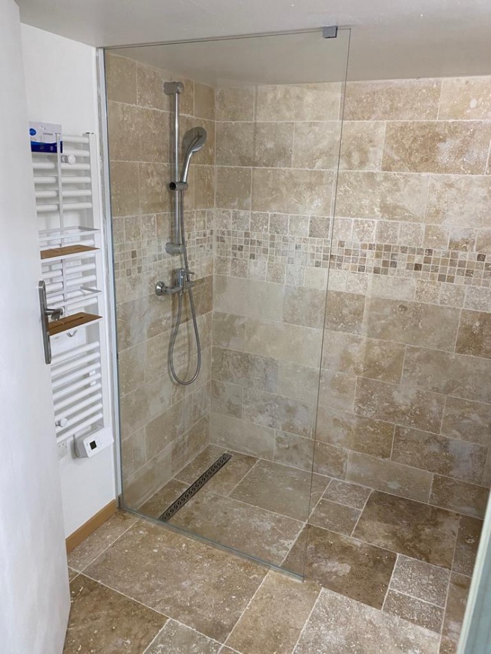 Paroi de douche avec verre sÃ©curit et profil inox sur carry le rouet