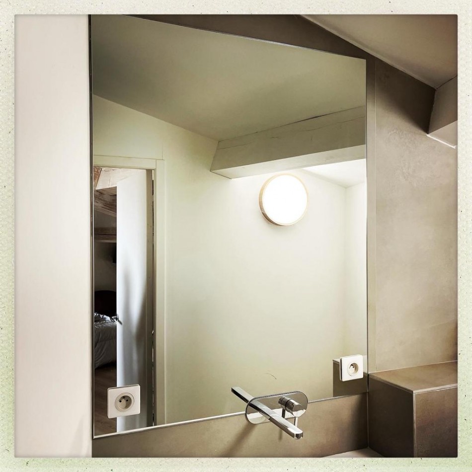 crÃ©ation d'une paroi de douche en vitrage sÃ©curit et miroir sur mesure avec accessoires de chez Logli Massimo