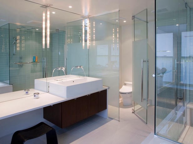 Profession miroitier a conÃ§u et posÃ© la dÃ©coration d'une salle de bain Ã  Marignane avec miroir gÃ©ant et paroi de douche sur mesure.