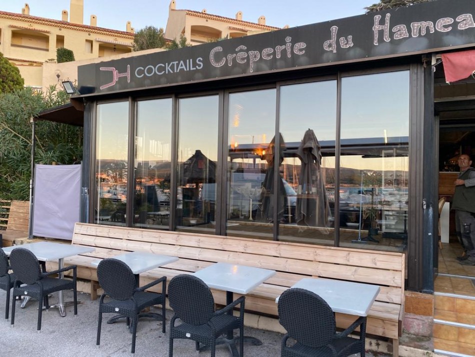 Remplacement des menuiseries en aluminium coulissant dans un restaurant crÃªperie sur Saint-Cyr-Sur-Mer